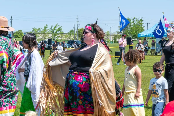 二つの御霊の力第一世界の二つの御霊の民が主催しています 競争とお祝い パウワウ先住民の伝統舞踊とスタイルとレガリア トロント オンタリオ州 カナダ 2023年5月27日 — ストック写真