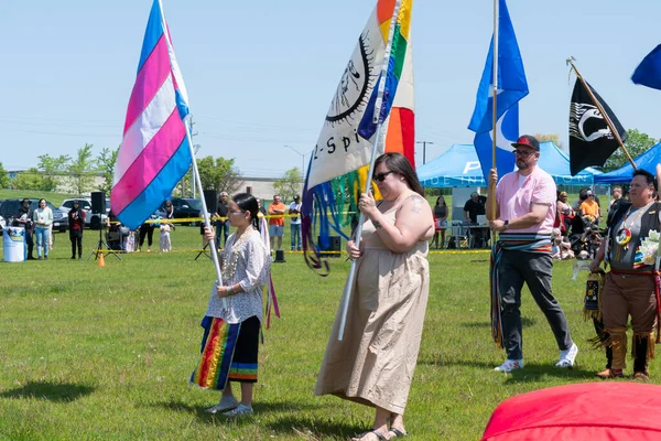 2スピリットのアメリカ先住民のシンボルを持つプライドフラグ トランスジェンダーか Metis Flagとアクションで行方不明捕虜Miaフラグ 2つの霊力でフラグの表示すごい トロント オンタリオ州 カナダ 2023年5月27日 — ストック写真