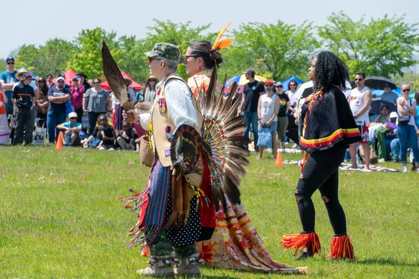 二つの御霊の力第一世界の二つの御霊の民が主催しています 競争とお祝い パウワウ先住民の伝統舞踊とスタイルとレガリア トロント オンタリオ州 カナダ 2023年5月27日 — ストック写真