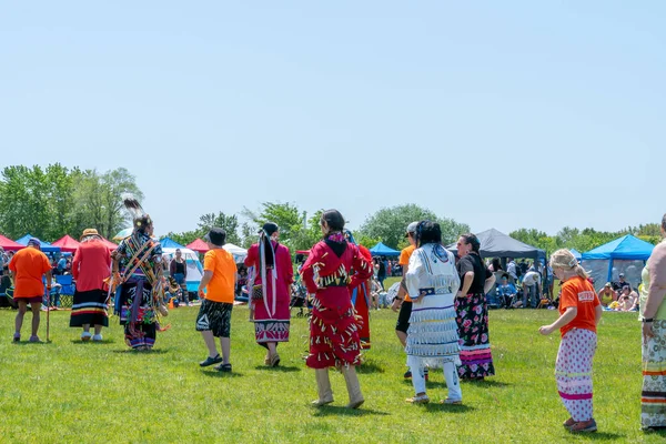 二つの御霊の力第一世界の二つの御霊の民が主催しています 競争とお祝い Powwow先住民族のパフォーマー トロント オンタリオ州 カナダ 2023年5月27日 — ストック写真