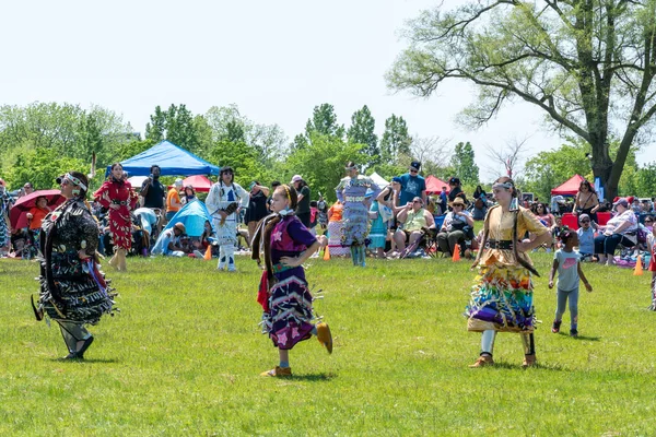 Pow Wow, Geleneksel Kadınlar Jingle dansında Şifa ya da tıp elbisesi giyiyorlar. 2. Geleneksel İki Ruh Toplantısı, 1. Milletlerin 2 Ruhlu Halkı: Toronto, Ontario, Kanada - 27 Mayıs 2023.