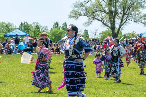 Pow Wow, Geleneksel Kadınlar Jingle dansında Şifa ya da tıp elbisesi giyiyorlar. 2. Geleneksel İki Ruh Toplantısı, 1. Milletlerin 2 Ruhlu Halkı: Toronto, Ontario, Kanada - 27 Mayıs 2023.