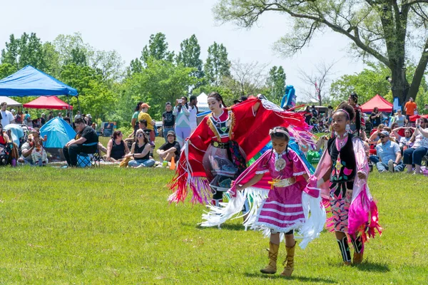 カラフルなドレスの若者と若い女性の伝統舞踊パウ 第1回国連の2精神人による第2回年次2つの精神パワーワウ トロント オンタリオ カナダ 5月27 2023 — ストック写真