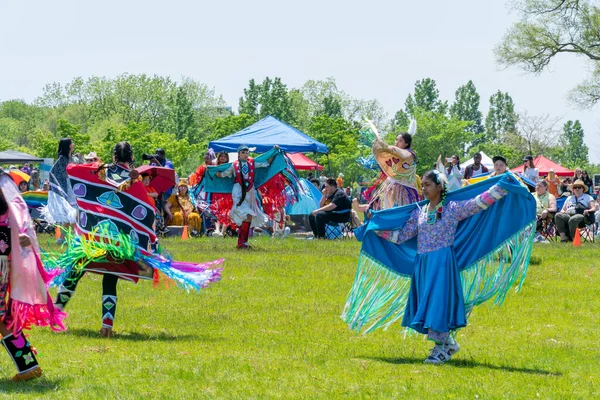 Молодые Молодые Женщины Традиционные Танцы Красочной Одежде Pow Wow 2Nd — стоковое фото