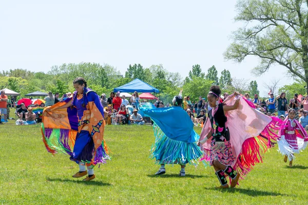 Молодые Молодые Женщины Традиционные Танцы Красочной Одежде Pow Wow 2Nd — стоковое фото
