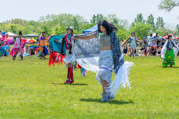 カラフルなドレスの若者と若い女性の伝統舞踊パウ 第1回国連の2精神人による第2回年次2つの精神パワーワウ トロント オンタリオ カナダ 5月27 2023 — ストック写真