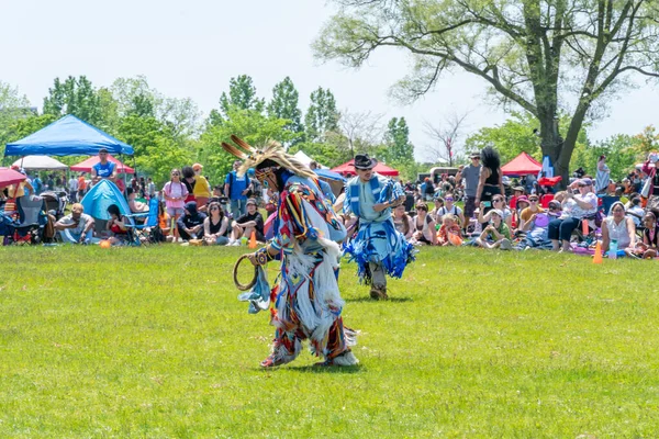 Pow Wow Tjusiga Fjädrande Dansare Indiansk Dans Sina Traditionella Regalier — Stockfoto