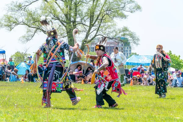 Pow Wow Fancy Feather Dancers Native American Dancing Traditional Regalia — Stock Photo, Image
