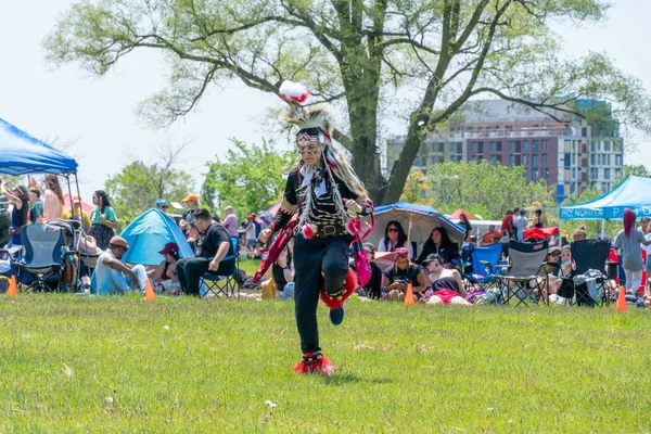 チキンダンスパウすごい先住民族の伝統舞踊 2霊力第1回国連の2つの霊人によって主催されるすごい 競争とお祝い カナダのオンタリオ州トロント 2023年5月27日 — ストック写真