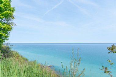 Rosetta McClain Gardens 'tan Ontario Gölü' nün panoramik manzarası. Scarborough Kayalıkları 'nın huzurlu ve manzaralı inzivası, büyüleyici panoramik görünüş. Doğa meraklıları için popüler bir hedef.