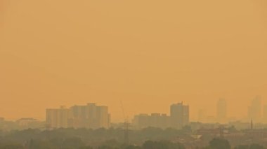Ontario, Ontario ve Quebec 'ten çıkan duman yüzünden Toronto şehir merkezinde hava kalitesi ve görüş mesafesi düşük. Bulanık hava ve güneş. Yangın ve ağır duman, çevre felaketi, yoğun duman
