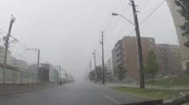 Beklenmedik dolu sırasında tehlikeli görüş mesafesi aniden Scarborough ve Toronto, Ontario, Kanada 'yı vurdu. Şiddetli fırtına yolda araba sürerken başlar. Çevre felaketi.