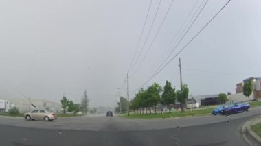 Toronto, Ontario, Kanada 'da araba sürerken on sentlik dolu yağışlı beklenmedik bir fırtına hareket halindeki arabayı vurur. El nino ve çevre felaketi: Toronto, Ontario, Kanada - 7 Haziran 2023.