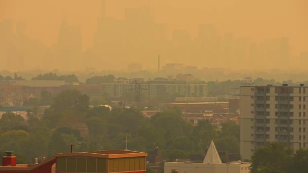加拿大安大略省多伦多市中心的空气质量和能见度都很差 原因是来自安大略和魁北克的烟雾燃烧着野火 阴霾的空气和阳光 大火和浓烟 环境灾难 — 图库视频影像