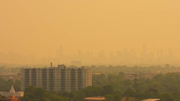 来自安大略和魁北克的烟雾燃烧着野火 产生了朦胧的空气和阳光 火灾和浓烟羽流造成环境灾难 空气质量和能见度低下 — 图库视频影像
