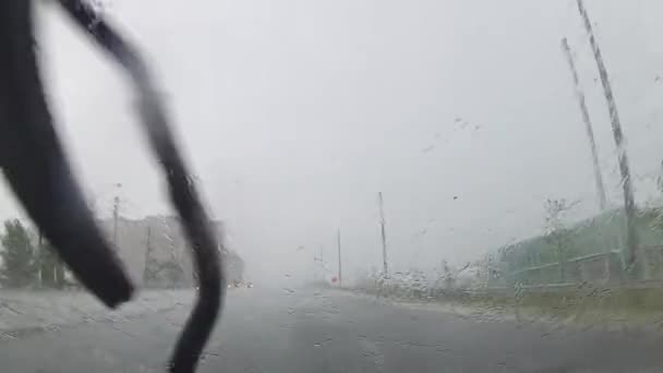 予期せぬ雹の間に危険な視界不良は スカボローとカナダのオンタリオ州トロントを襲いました 道路で車を運転している間に激しい雷雨が始まる 環境災害 — ストック動画