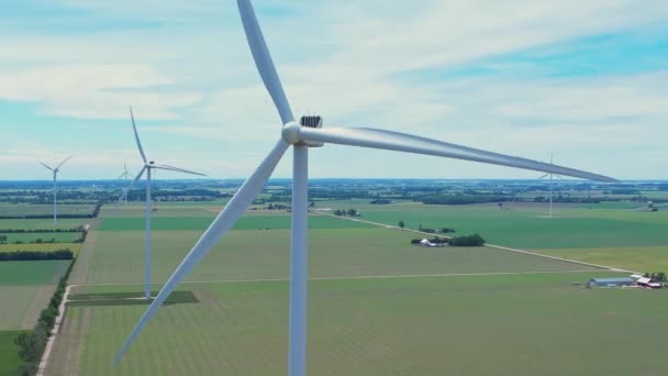 Velké Větrné Turbíny Lopatkami Oblasti Anténního Pohledu Pšenici Modrá Obloha — Stock video
