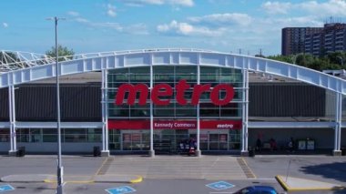 Metro bakkal çalışanları önemli maaş artışları ve artan yardımlar için grevde. Metro 'nun 27 mağazası kapatıldı: Toronto, Ontario, Kanada - 31 Temmuz 2023