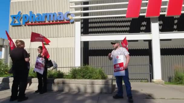 Pracownicy Sklepu Spożywczego Metrze Strajkują Przed Sklepem Spożywczym Żądając Uczciwej — Wideo stockowe