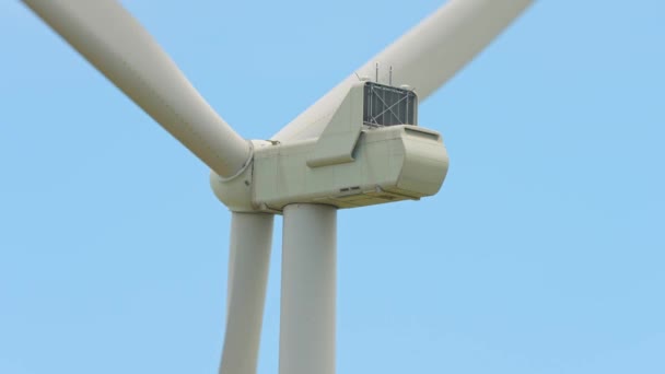 Grote Windturbines Met Messen Het Landbouwareaal Onder Zicht Blauwe Lucht — Stockvideo
