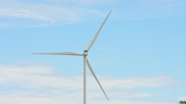 Farma Wiatraków Wytwarzająca Zieloną Energię Duża Turbina Wiatrowa Łopatami Terenie — Wideo stockowe