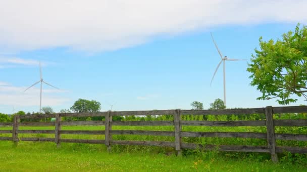 风力涡轮机与叶片在农民田园景观 蓝天与农场和农村可持续的侧木栅栏全景 风车农场生产绿色能源 可持续替代能源 — 图库视频影像