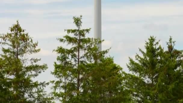 Kamera Pokazuje Turbiny Wiatrowe Łopatkami Poniżej Widoku Wiatraki Pobliżu Farmy — Wideo stockowe