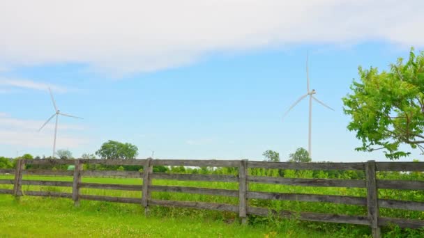 Windkraftanlage Mit Rotorblättern Der Landschaft Des Bauernfeldes Blauer Himmel Mit — Stockvideo
