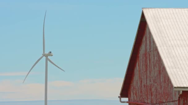 Kanadyjska Turbina Wiatrowa Łopatami Wiatraki Pobliżu Farmy Stodoły Generujące Zieloną — Wideo stockowe
