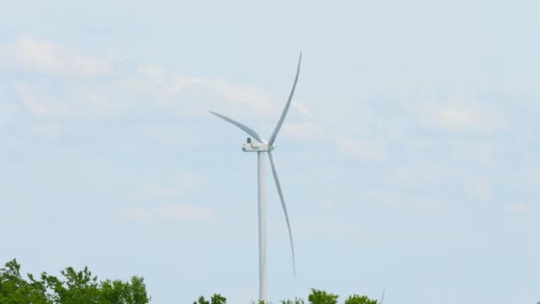 农田里的大型风力涡轮机 叶片在视野下 蓝天可持续替代能源 慢动作 农场的风车 产生绿色能源 — 图库视频影像