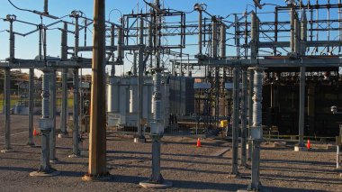 Elektrik santrali ya da yüksek voltajlı elektrik hatları ve kablolarından oluşan elektrik şebekesi. Şehir ve evlere enerji aktarımı ve dağıtımı. Elektrik ve altyapı gelişimi kavramı. 
