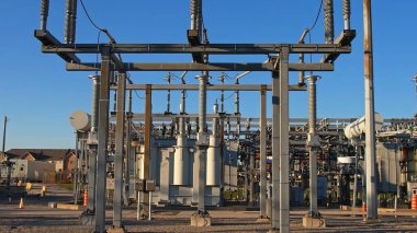 Akşamları yüksek voltajlı elektrik şebekesi. İletişim güç hattı ve şebeke altyapısı. Güç hattı yalıtıcıları ve kablo silueti. Enerji krizi ve yüksek doğalgaz ve petrol fiyatları kavramı.
