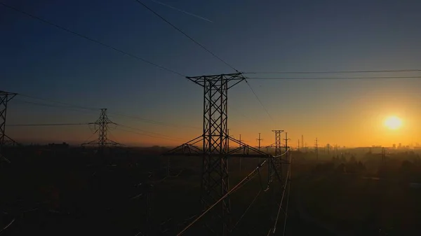 Högspänningstorn Vid Solnedgången Kraftledning Och Nätinfrastruktur Kraftledningar Isolatorer Och Ledningar — Stockfoto