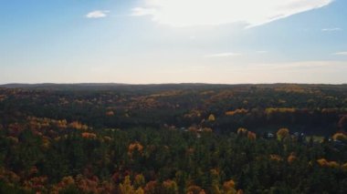 Kanada 'nın Ontario eyaletindeki Cobourg kasabasının hava manzarası sonbahar renklerinde. Efsanevi sonbahar sezonu renkleri.