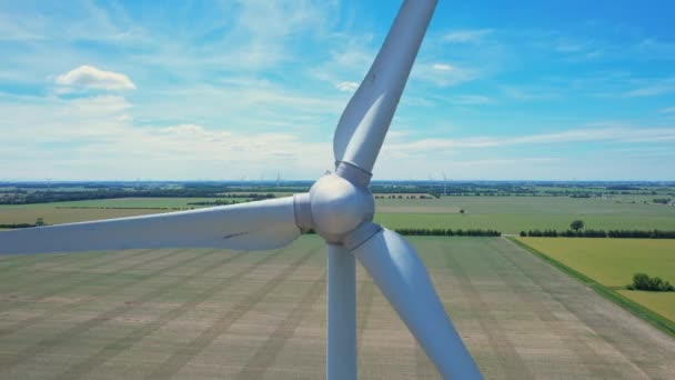 Воздушный Обзор Мощной Ветряной Турбины Производства Энергии Чистым Голубым Небом — стоковое видео