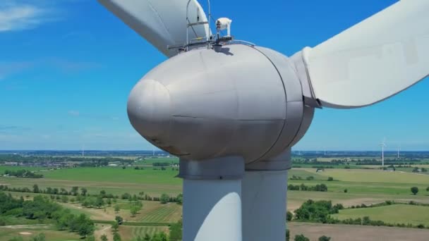 Zavřít Záběr Větrných Elektráren Rotace Turbín Větrem Výrobu Obnovitelné Zelené — Stock video