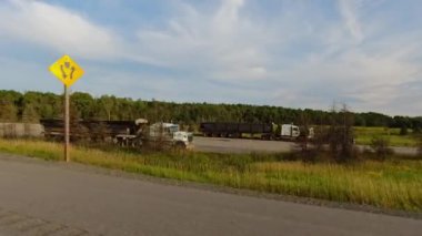 Yan görüş Plate Yolcu POV 'u sürüş sırasında araç görüntüsü. Kanada 'nın yolları. Bereketli yeşil orman, Kırsal macera manzarası: Manitoulin Adası, Ontario, Kanada 28 Ağustos 2023.