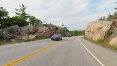 Ön manzara ön sürücü plakası. Sürücü POV seyahat sırasında araba görüntüsü. Kanada 'nın yolları. Otoyol 6, Kırsal Macera Manzarası: Otoyol 6, Ontario, Kanada - 28 Ağustos 2023