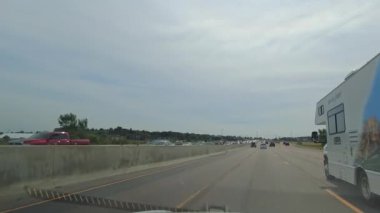 400 numaralı otoyolda plaka sürücüsü ön tarafta. Sürücü POV araba görüntüsü. Yüksek trafik tatili sezonu. Yaklaşan trafiğe bakacak olursak: 400 numaralı otoyol, Ontario, Kanada 28 Ağustos 2023.