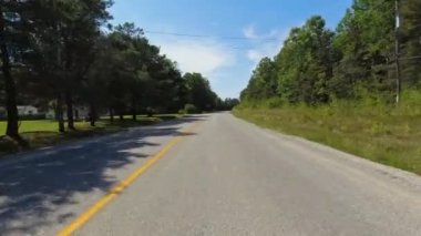 6. Otoyol 'daki ön manzara. Sürücü POV araba görünümlü ön sürücü plakası. Manitoulin Adası 'nda Manitoulin Adası, Ontario, Kanada 28 Ağustos 2023.