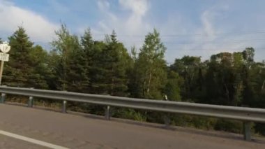 Yan görüş Plate Yolcu POV 'u sürüş sırasında araç görüntüsü. Kanada 'nın yolları. Otoyol 6, Kırsal Macera Manzarası: Otoyol 6, Ontario, Kanada - 28 Ağustos 2023