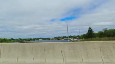 Yan görüş Plate Yolcu POV 'u sürüş sırasında araç görüntüsü. Kanada 'nın yolları. Otoyol 6, Kırsal Macera Manzarası: Otoyol 6, Ontario, Kanada - 28 Ağustos 2023