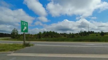 Yan görüş Plate Yolcu POV 'u sürüş sırasında araç görüntüsü. Kanada 'nın yolları. Otoyol 6, Kırsal Macera Manzarası: Otoyol 6, Ontario, Kanada - 28 Ağustos 2023