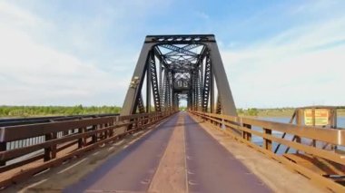 Ön manzara, tek şeritli köprüden 6. Otoyol 'a doğru sürüş plakası. Küçük Akım Swing Köprüsü üzerindeki POV araç görüntüsü, NE Manitoulin ON köprüsü: 6. Otoyol, Ontario, Kanada - 28 Ağustos 2023