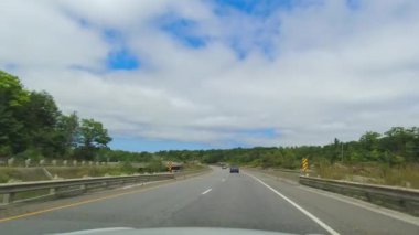 6. Otoyol 'daki ön manzara. Sürücü POV araba görünümlü ön sürücü plakası. Manitoulin Adası 'nda manzaralı yolculuk.