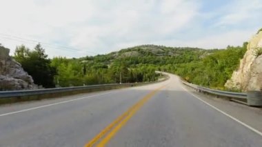 6. Otoyol 'daki ön manzara. Sürücü POV araba görünümlü ön sürücü plakası. Kanada 'nın yolları. Kanada kalkanı ana kaya dağ yolu, kırsal macera manzarası.