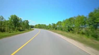 69. Otoyol 'da yan görüş. Yolcu kabini seyahat sırasında araba görüntüsü kullanıyor. Kanada 'nın yolları. Bereketli yeşil orman, kırsal macera manzarası.