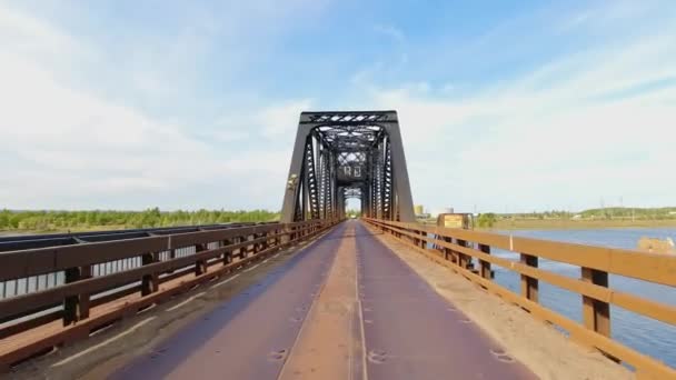 Εμπρός Όψη Εμπρός Οδηγική Πλάκα Κατά Μήκος Της Γέφυρας Μονής — Αρχείο Βίντεο