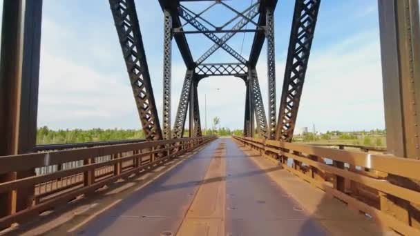 Передний Вид Вперед Однополосному Мосту Шоссе Pov Driving Car View — стоковое видео