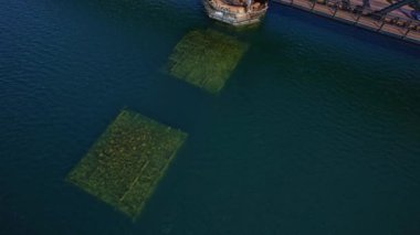 Güneşli bir günde, Kuzeydoğu Manitoulin ve Adaları 'nın mavi gökyüzü ve durgun sularıyla Little Current Swing Köprüsü' nün hava görüntüsü: 6.